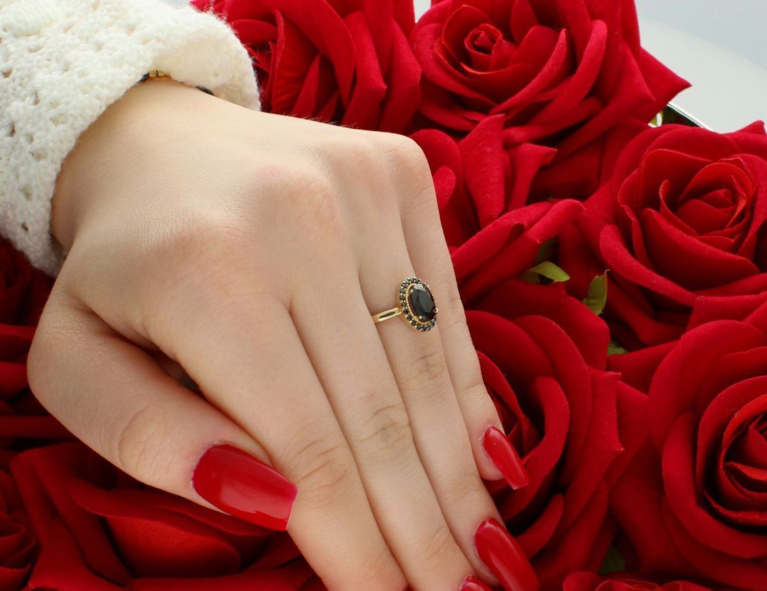 Stylowy pierścionek damski ze złota próby 585 z owalną czarną cyrkonią, otoczoną drobnymi kamieniami. Rozmiar 13, waga 1,87 g – elegancja i oryginalność w jednym.1.jpg